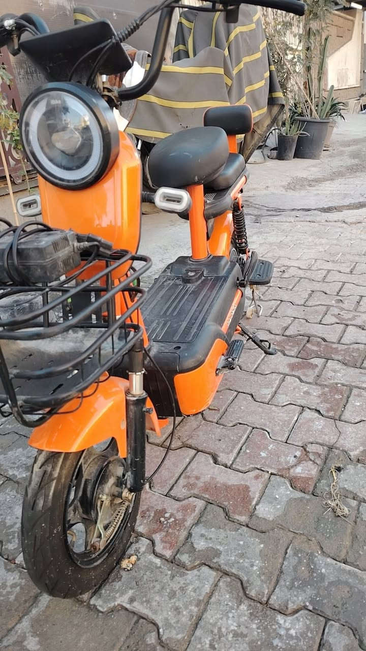 السلام عليكم دراجه شحن لون برتقالي دراجه تخبل جديده  مابيه  اي نواقص ما عدا البطاريات جيب بطاريات و تعال افحص دراجه اذا بيه اي عطل ترجع  عليه 🧡✨🧿 الراغب بل شراء يتواصل وياي السعر 300 بيه  مجال  
***********
 موقع الشالجيه قرب حسينه السبطين
