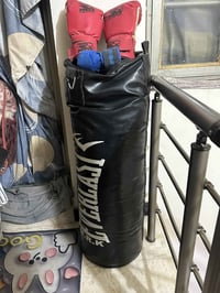 كيس ملاكمه حجم متوسط وزن ثقيل ويا جفوف ولفاف قليل استعمال سعر 55 الف م...