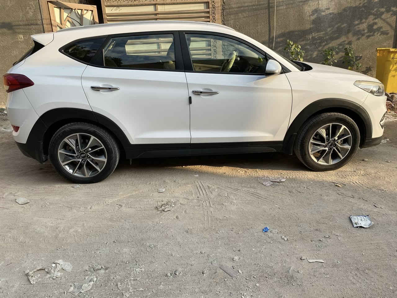 توسان خليجي لون ابيض موديل 2018 بدون حادث مكفوله كفاله عامه من الضربه او الصبغ
مواصفات الخليجي معروفه 
ماشيه 150 كيلو سيارة بيت و كل ادامتها و صيانتها عند الوكاله الرسميه و رقمها اربيل الجديد ب اسمي. مكان السياره كربلاء السعر 185 و بيها مجال بسيط للشراي رقمي وتساب ***********
