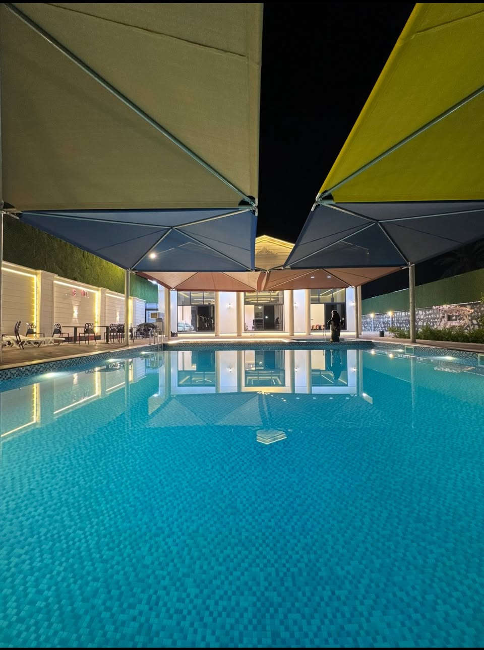 أهلاً وسهلاً بكم في منتجع ومزرعة القمة الترفيهي للأيجار اليومي في بغداد🌿🌴 موثقة من تطبيق أجرلي _Ajirly
رقم الحجز : ***********
مساحة المزرعة دونمين ٥٠٠٠ متر 🔴

مسبح كبير بمساحه ١٥  الطول والعرض٩

مسبح للأطفال 

جاكوزي 🔴

جلسه داخل المسبح 🔴

جلسه عربية 🔴

البيت vip مساحة ٤٥٠ متر 🔴

غرفه نوم سويت وايضاً غرفه نوم منفصله🔴

مطبخ تركي مؤثث بالكامل 🔴

قاعه كبيره للمناسبات🔴

مساحات خضراء واسعه وبستان 🌴🌿

باربيكو للشواء 🍡🥩🍗

ملعب كره قدم

فيشة بليارد منضدة
 هاتف الحجز : ***********
