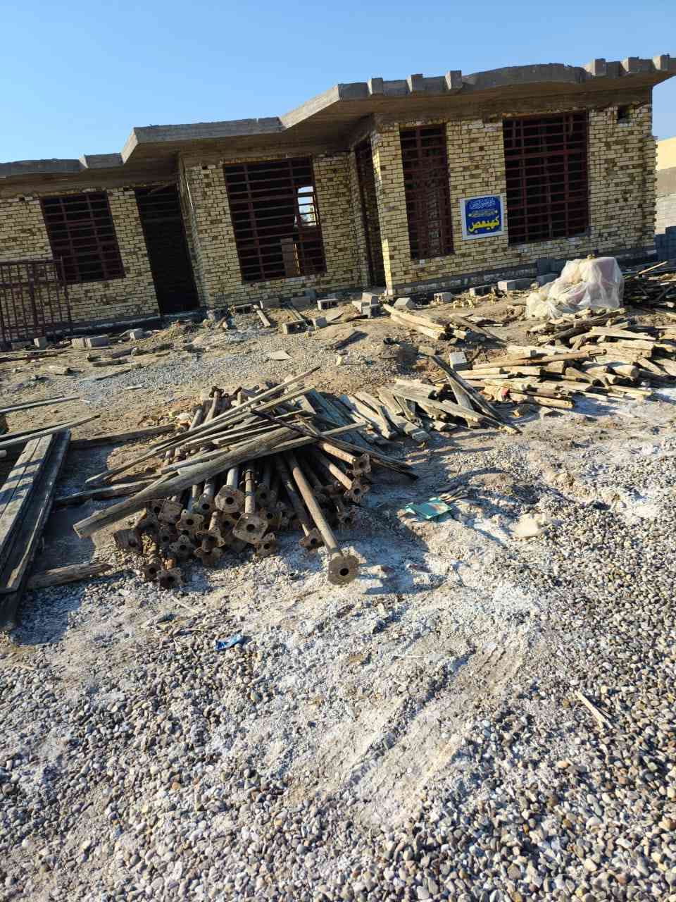 للبيع في ناحيه الدجيلي29
هيكل طابوگ السقف مصبوب
شبابيك تزكام 
بيبان حديد تزكام
جراجيب خشب
المساحه 300متر
غرفتين نوم 5/4
صاله7/4
مطبخ5/4
استقبال7/4
ترك
حديقه
كراج
بلوك سياج موجود 
*********** مكلف بل نشر
