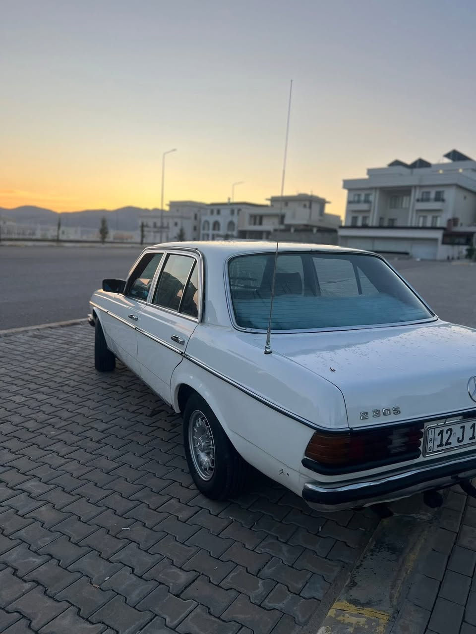 السلام عليكم 
مارسيدس ابو جحيل مديل 1977  مكينه 4 سلندر قبق اسود بشرط  كير عادي 5 كير شرط مصبوغه عام جمالي  سياره جاهزه كهربائيات كلها شغاله رقم وهزه وسنويه جديد باسمي شرط التحويل 
*********** واتساب موجود 
***********
السعر 42 وبي مجال مكان السياره بغداد
