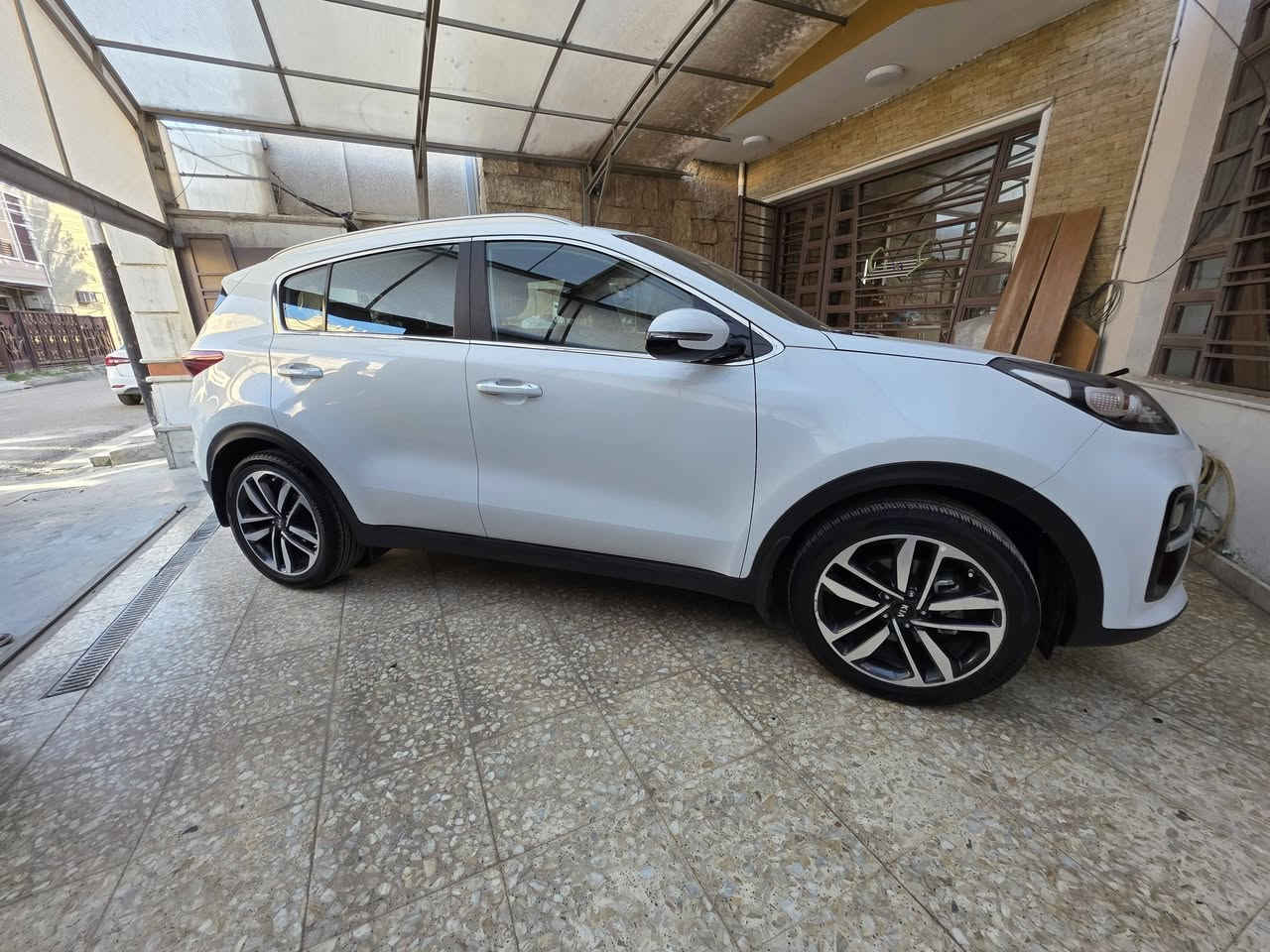 السلام عليكم
كيا سبورتج موديل 2020 خليجي مقاعد جلد لايت زنون نصف فول مكفولة كفالة عامة من الضربة والصبغ ماشية 70 الف  محرك 2000 دوش 21300$ عنوان بغداد هاتف ***********
