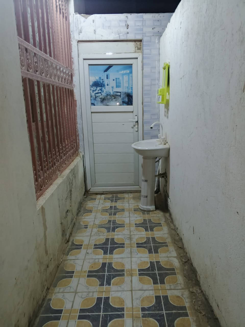 سلام عليكم اخوان عندي هاذه البيت البيع زراعي مساحه 150متر بال حمد نزلت شيخ سامي بيت نضيف وكله سيراميك
بي 2غرف نوم 
وستقبل وبراني 
وبي صحيات خارجي وداخلي 
مطبخ وساحه
وستفسار على هذا الرقم 
***********
***********
