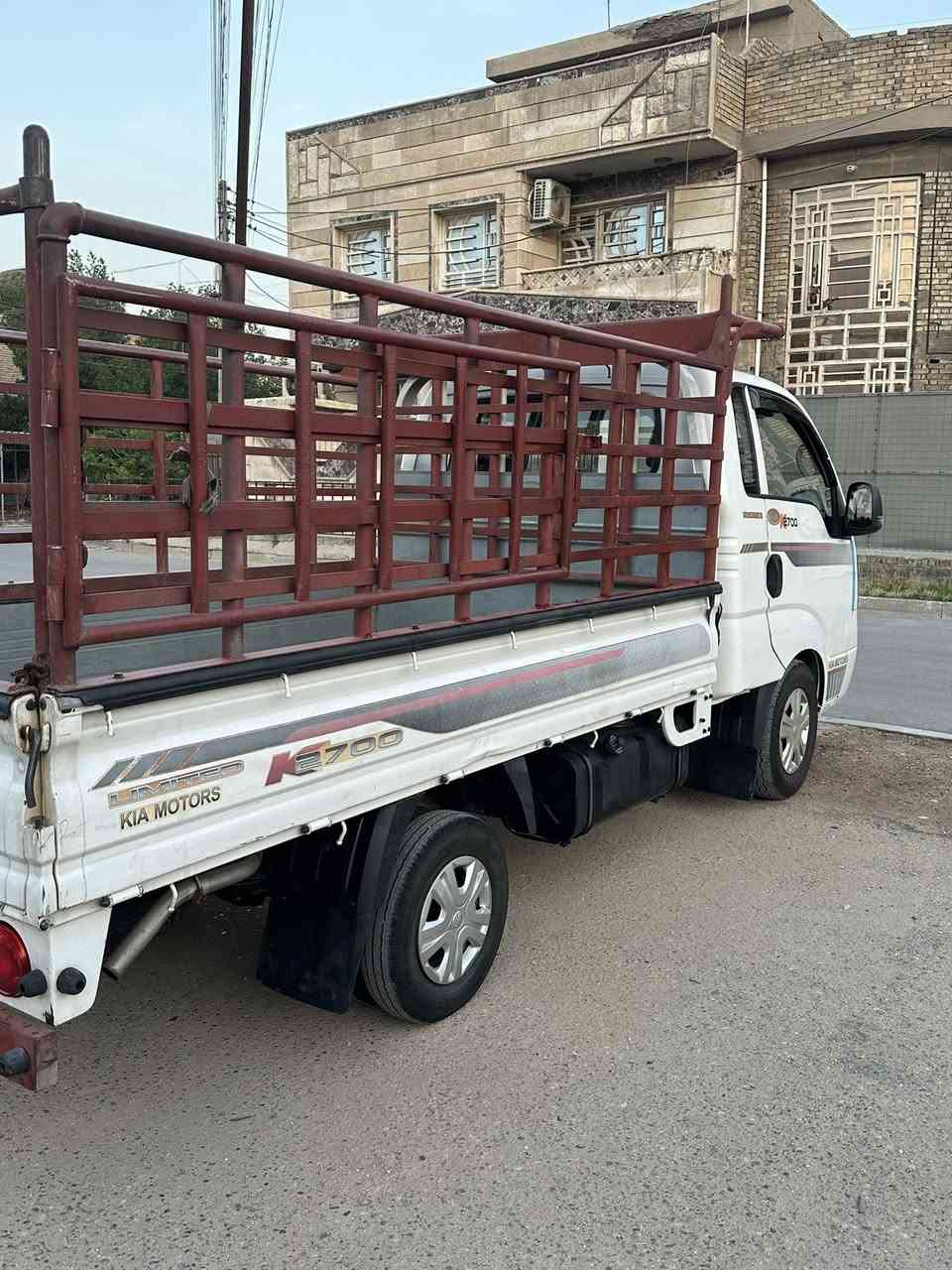 كيا حمل 2021
محرك وكير بلادي على وضع الشركة
كشر وشواصي نظيفات وبلاديات 
غرفتها جديدة مدوشمة كاملة 
تبريد تدفأة شغالات تبريدها ثلج
كهربائيات كلها شغالة وبلادية 
صدر امامي وخافي وتخم تاير كله جديد
سيارة كاملة من كل النواحي 
سعر 135$
للاتصال ***********
