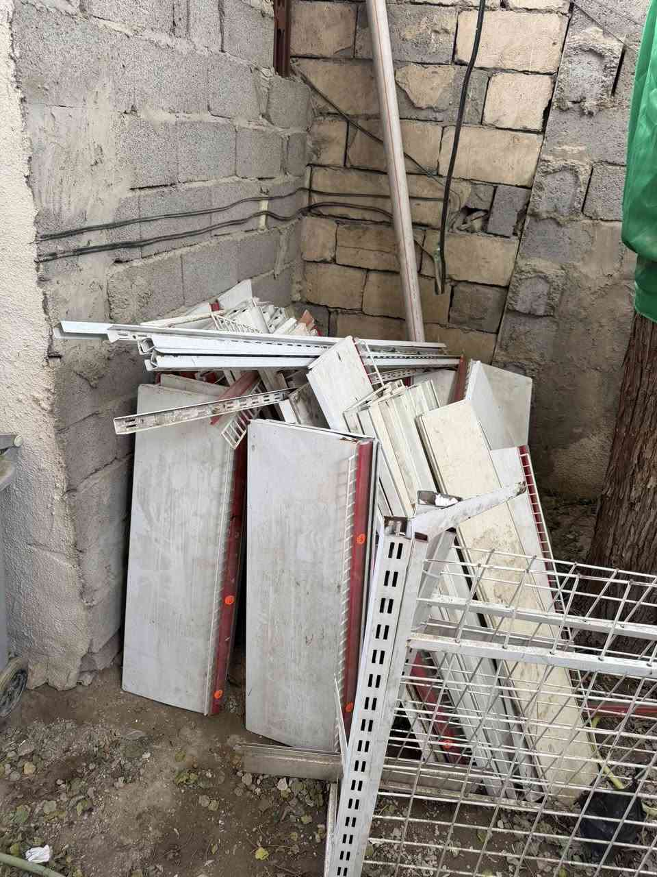 رفوف تزكام العدد 50كاملات وسفينه كامله أبيع شلعه وحده السعر 400وبيه مجال قليل الرقم ‭0770 435 3359‬
