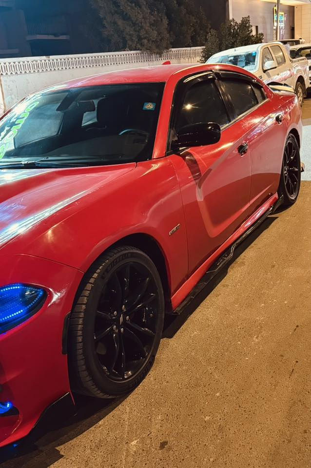 تشارجر RT مكينه 5700 لون احمر طماطي مميز كنديه حادث خشم البنيد او خشم جاملغ السايق البنيد محدث والجاملغ مصبوغ بدون أيرباك الباقي مكفول من الصبغ والتبديل موديل 2018 نص مواصفات ماشيه 49 اخت الزيرو رقم بغداد 
مكان السياره بغداد 
الاعظمية / الصيلخ 
رقم التلفون /***********
***********
