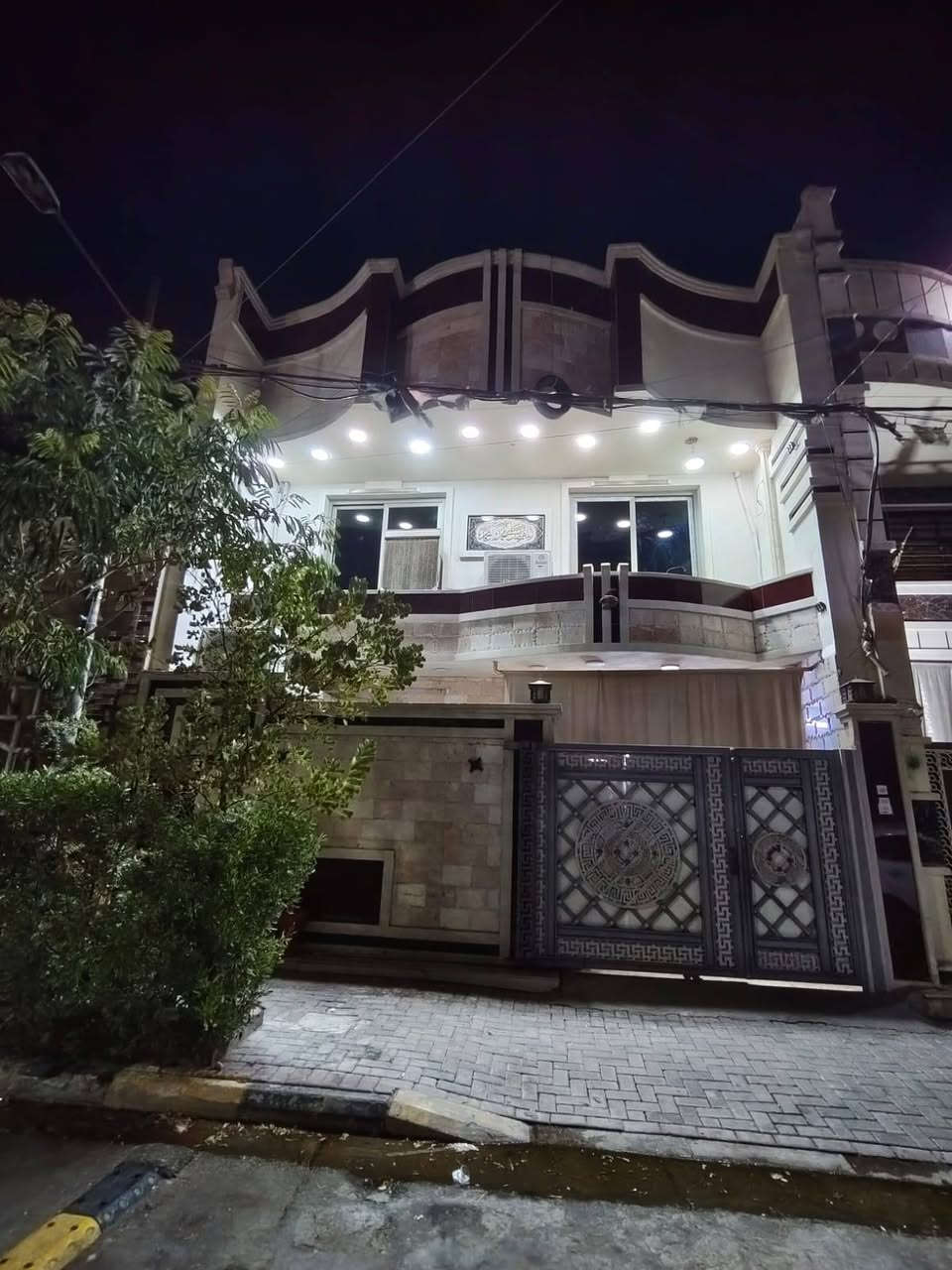 السلام عليكم
بيت للبيع مدينة الصدر 

قطاع 25

مقابيل مستشفى القادسيه 

الفرع العريض 

البيت يتكون من 

استقبال+صاله مفتوحه+مطبخ بارد+مطبخ حار+غرفه+

صحيات 

الطابق الاول يتكون من 

اربع غرف نوم+صحيات 

الطابق الثاني يتكون من 

غرفتين نوم+صحيات+بيتونه 

االبيت ترتيب مفول 

الاستفسار والاتصال 

***********

***********
