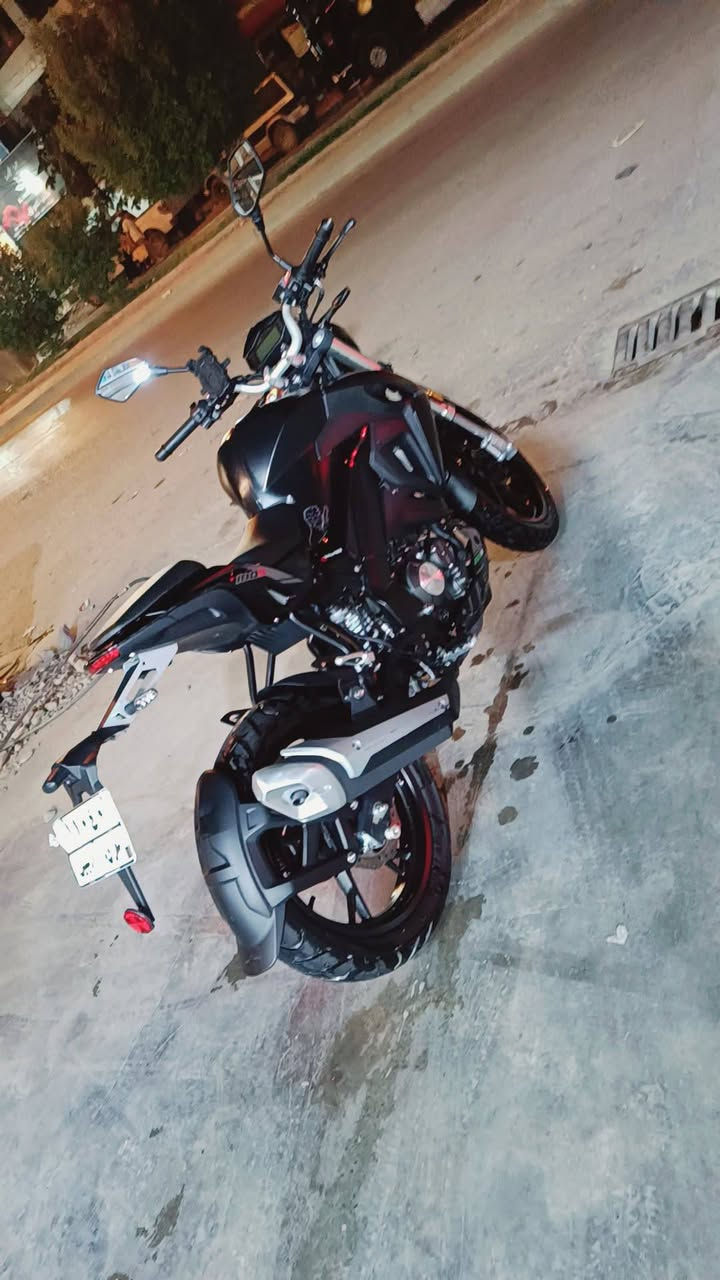 السلام عليكم شباب بينلي 180 دراجه غنيه عن التعريف رقمه وسنويه وتحويل شوكت متريد  ماشيه 6000 بعدهي بضمان الشركه دراجه بالحقيقه احلا من الصور بعد كلش معتني بيهة دهن من شركه عجله الخليج وبانزين فقط محسن الله يشهد محتاج وعرضتهة للبيع للاستفسار. هاذ رقمي بي واتساب.. ***********
