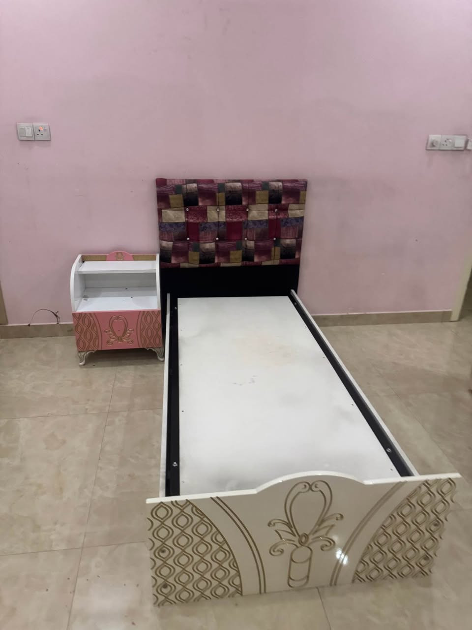 غرف نوم شبابي بناتي ٧ قطع مع سريرين مستعمل قليل اخو جديد مابي اي عيب 
عنوان سيدين حي النصر مقابيل مركز عروبه معرض حمدي اللاثاث 
رقم موبايل *********** كركوك, العراق
