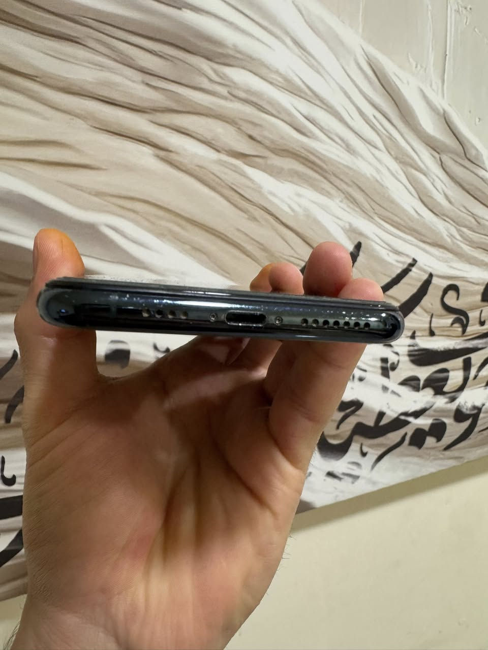 iPhone:11 pro max
البطارية:97(معلاية)
الذاكرة:256
لون: زيتوني
القطع المبدلة:شاشه فقط نوع gx وبيها خط بلشاشه ع جهة اليسرى
السعر:200 ألف 
للاتصال:***********
مكاني:الدورة البوعيثة (مجمع السلطان)
