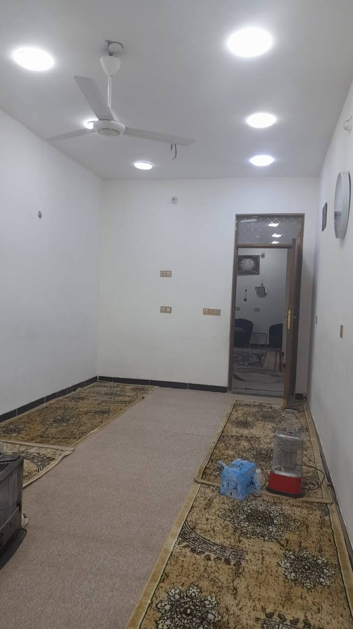 البيت مساحه185  الوجه 6 ونص  
بناء طابوك سنه ٢٠٢٤

يحتوي الطابق الأول يحتوي على غرفه نوم ١ +صاله ١ +مطبخ ١ + استقبال ١ + مناور عدد ٢ +  صحيات..... الطابق الثاني يحتوي ع صاله + صحيات كاملات  +  غرف نوم عدد ٣ ما مكتمل فقط هيكل

حي العسكري قرب مدرسه الحشد

مدفوع تبليط وماء  ومجاري 
 ***********
***********

السعر خاص ❤️
