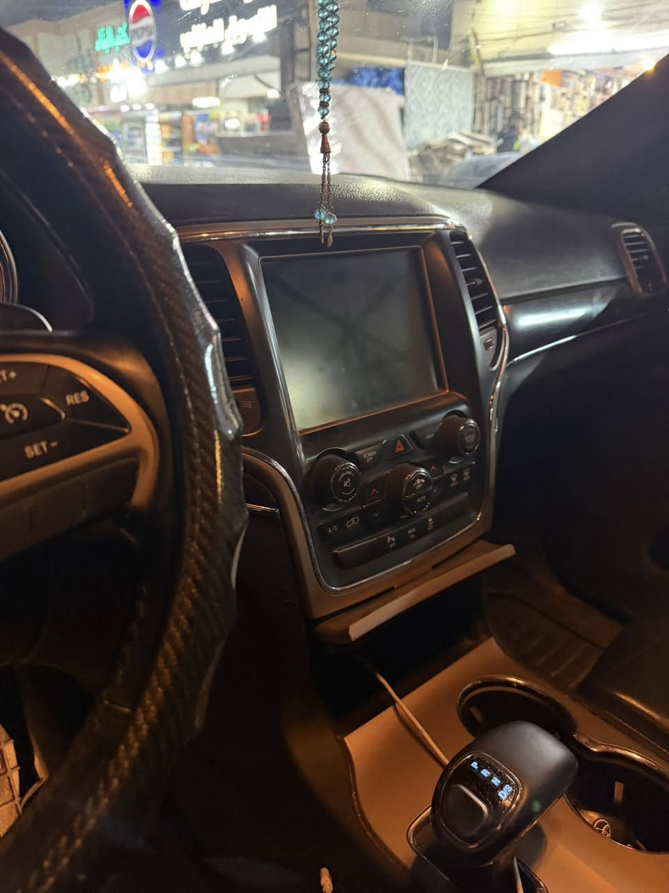 السلام عليكم جيب 2015
ماشيه 85 الف
وارد امريكي بيه باب  صبغ
واشويه من الجاملغ
فول مواصفات 
بانوراما 
جلد
كير طياره
شاشه جبيره
صندوق كهرباء 
كراسي كهرباء 
خزن كشنات
السياره تخبل
السعر 20500 وبيه مجال
الاتصال ***********
