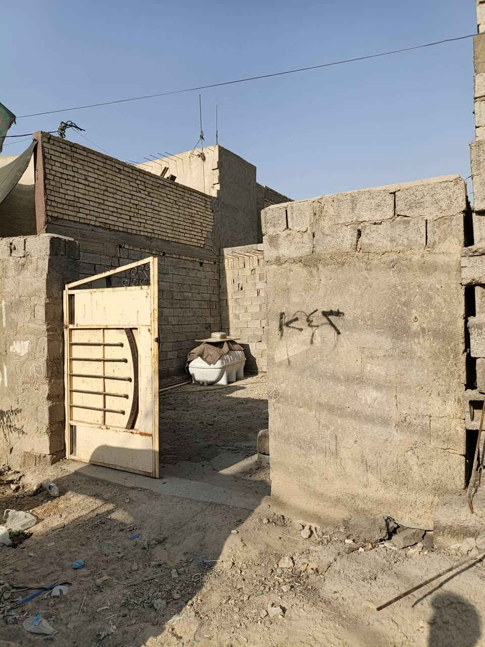 السلام عليكم. للبيع بيت زراعي سند 25 في جسر ديالى القديم بالقرب من ساهرون. المساحة الكلية 140 متر . تفاصيل البيت موضحة في الفيديو. للاستفسار أكثر، يرجى الاتصال على الرقم أو مراسلة الصفحة ***********.
