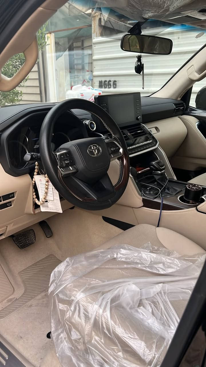 لانكروز موديل 2024 ماشيه 33 لف مكفوله من الضربه والبارد  مكينه وكير مكفوله سياره بيها شغوط ناعمه بالباب كلش خفيفه سياره بلاك ***********
