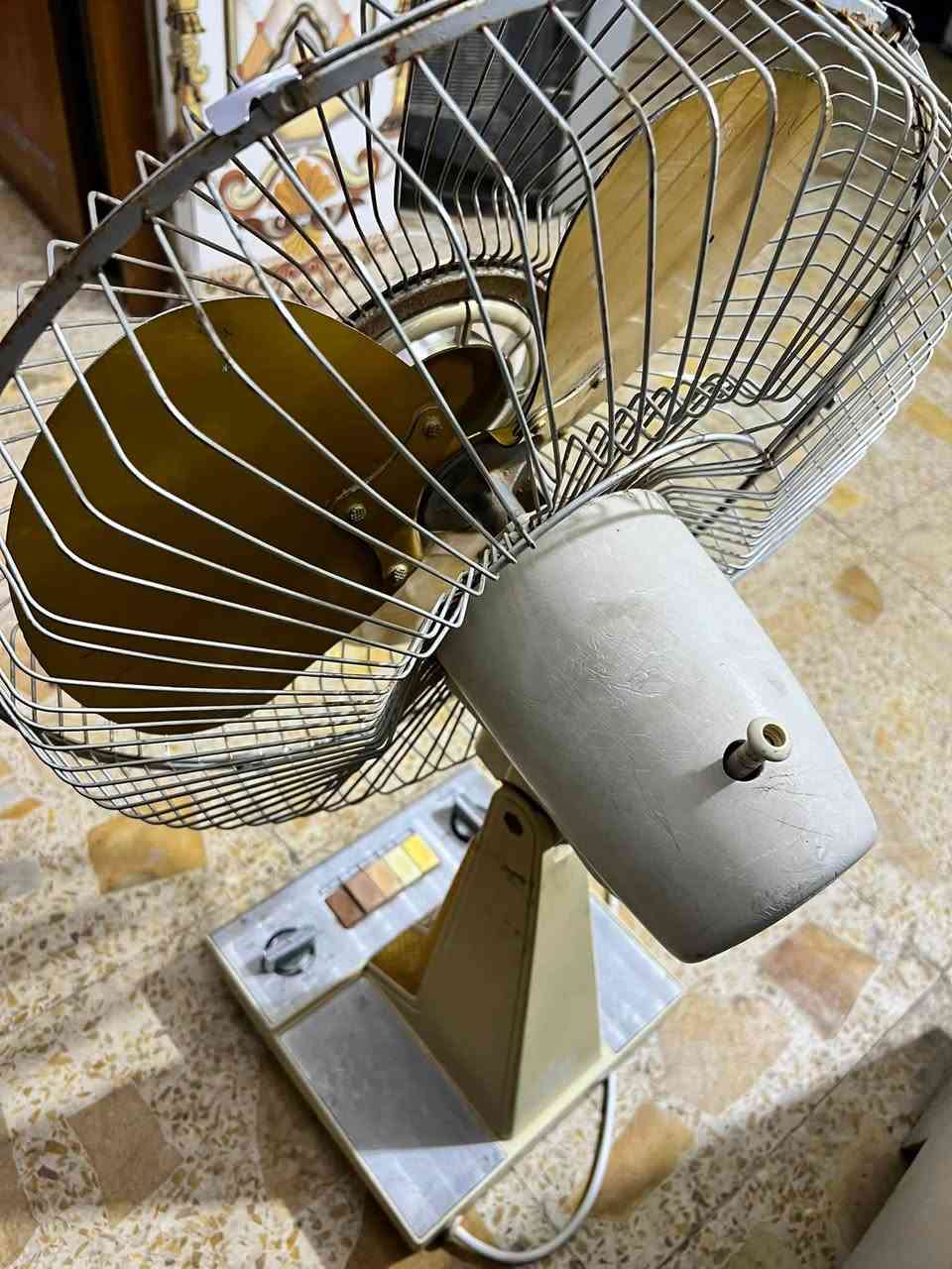 سلام عليكم مروحه سانيو ياباني اصلي ملف نحاس  ريش نحاس  نضيفه جداً شغاله اربع سرع و وقت اطفاء و لايت عمره طويل هواهه جيد حداً للتواصل ***********
