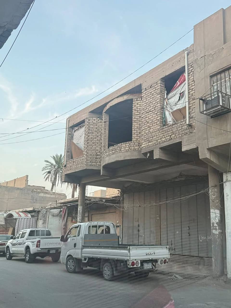 تحيه طيبه للبيع بنايه ملك صرف بمساحه 93 م واجه 9 م تحتوي ع شقه كبيره مع محلات عدد 2 حله شارع ابو القاسم مجاور ابن النما فارغه حاليا سعر المتر 3500 مشروع إستثماري لاستفسار مراجعه مكتب الدار او الاتصال ***********
