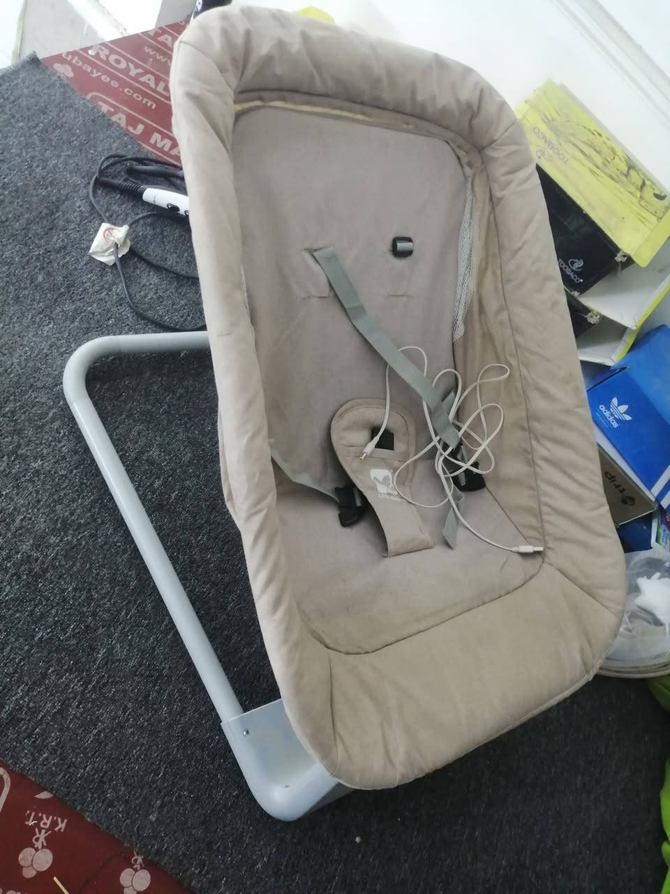 للبيع اغراض  سرير طفل وكرسي هزاز بغداد حي الخضراء حي الخضراء  واتساب ***********
