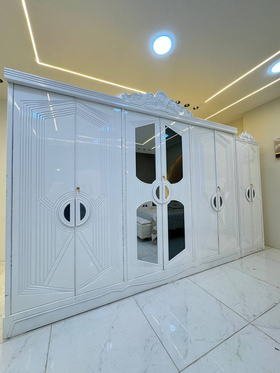 من اااااجمل النجارة العراقية 
غرف نوم مع هيام للأثاث 
🆕 وصلنا موديل جديد من غرف النوم العصرية
✨ تصميم أنيق يناسب كل بيت
✨ جودة عالية وصناعة متقنة
💰 السعر: (((مليون ))) فقط مع الشد ونقل داخل بغداد اما باقي المحافظات التوصيل باسعار مناسبة✨
📦 مواصفات الغرفة:
• الخارج الغرفة تحفير SNS MDF سماكة 5 ملم 
• الداخل  صاج معاكس 3 ملم 
• صبغ حراري درجة أولى
• تصميم زاوية كنتوري بارتفاع الكنتور
• سرير بلايوود أسود بـ 6 أرجل قوية
📏 قياس الكنتور:
• الارتفاع: 2.40 متر
• العرض: الكنتور مع زاوية الملابس 4 متر ✨
➕ إضافات اختيارية حسب الطلب:
• شازلون مخزن + طابورية 75 ألف
• شازلون مقعد + طابورية 50 ألف
• دوشك 150 ألف🚚 النقل والشد متوفر — الأجرة حسب العنوان
📩 للطلب والحجز راسل الصفحة الآن
🌹 هيام للأثاث — عنوان الأناقة
الحجز و الاستفسار واتساب *********** 📞
*********** ☎️
