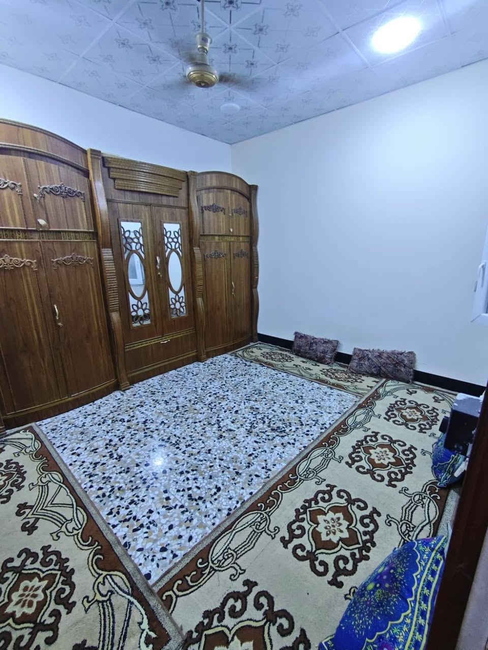 سلام عليكم 
بيت للبيع في كربلاء المقدسة 
كنطرة السلام مساحه 75 سند 25

_ بيت يتكون من طابق ونص 
الطابق الاول استقبال وصالة وغرفه نوم ومطبخ وصحيات 

الطابق الثاني سطح وغرفه نوم ومخزن 

طريق الزوار ويبعد عن الامام 3دقايق  _كافة خدمات
السعر الاتصال على الرقم ***********
