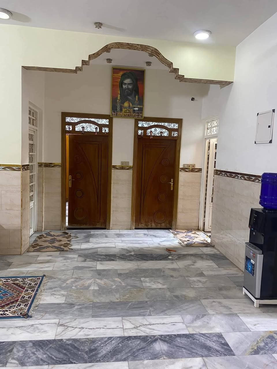 بيت للبيع  مساحة 200متر+60 متر فضله العنوان، جمعيات قرب الأربع سايدات والملعب السباعي، بظهر مجمع ريماسه للألبسة (( الواجهة 10 / النزال:  20 ))
طابقين، يتكون الطابق الأول من[ غرف نوم عدد 2 /أستقبال / صالة /مطبخ / مناور عدد 2 / مجموعة صحية داخلية وخارجية ] 
أما الطابق الثاني يتكون من [غرف نوم عدد4 /صالة/مجموعة صحية]
كونكريت، بناء سنة 2019 
السعر خاص أو الأتصال ع الرقم 
***********
