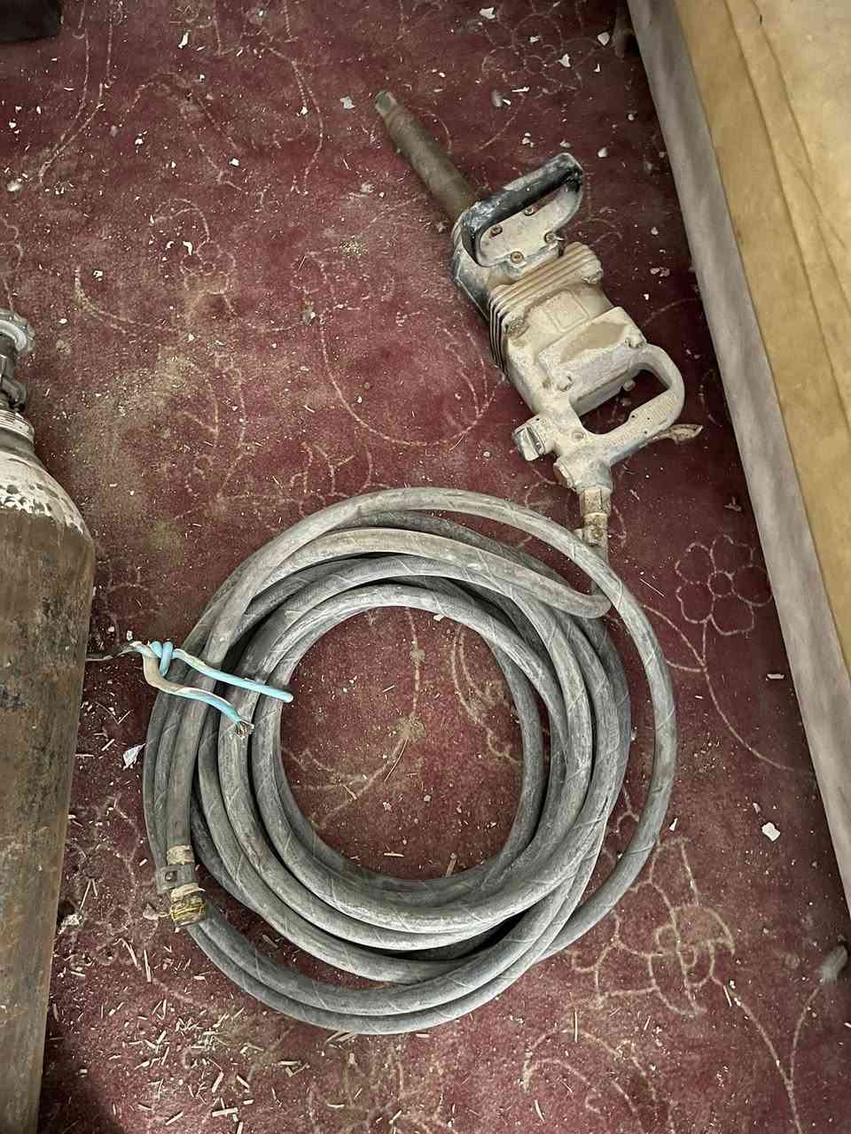 للبيع 
كمبريسر اصلي حجم 1000 السعر مليونين وربع
خالعة مستعملة السعر 300الف
همر اصلي مع صوندة مسلح 20 متر السعر 400الف
المكان الديوانية الحمزة ااشرقي
للأستفسار 
***********
