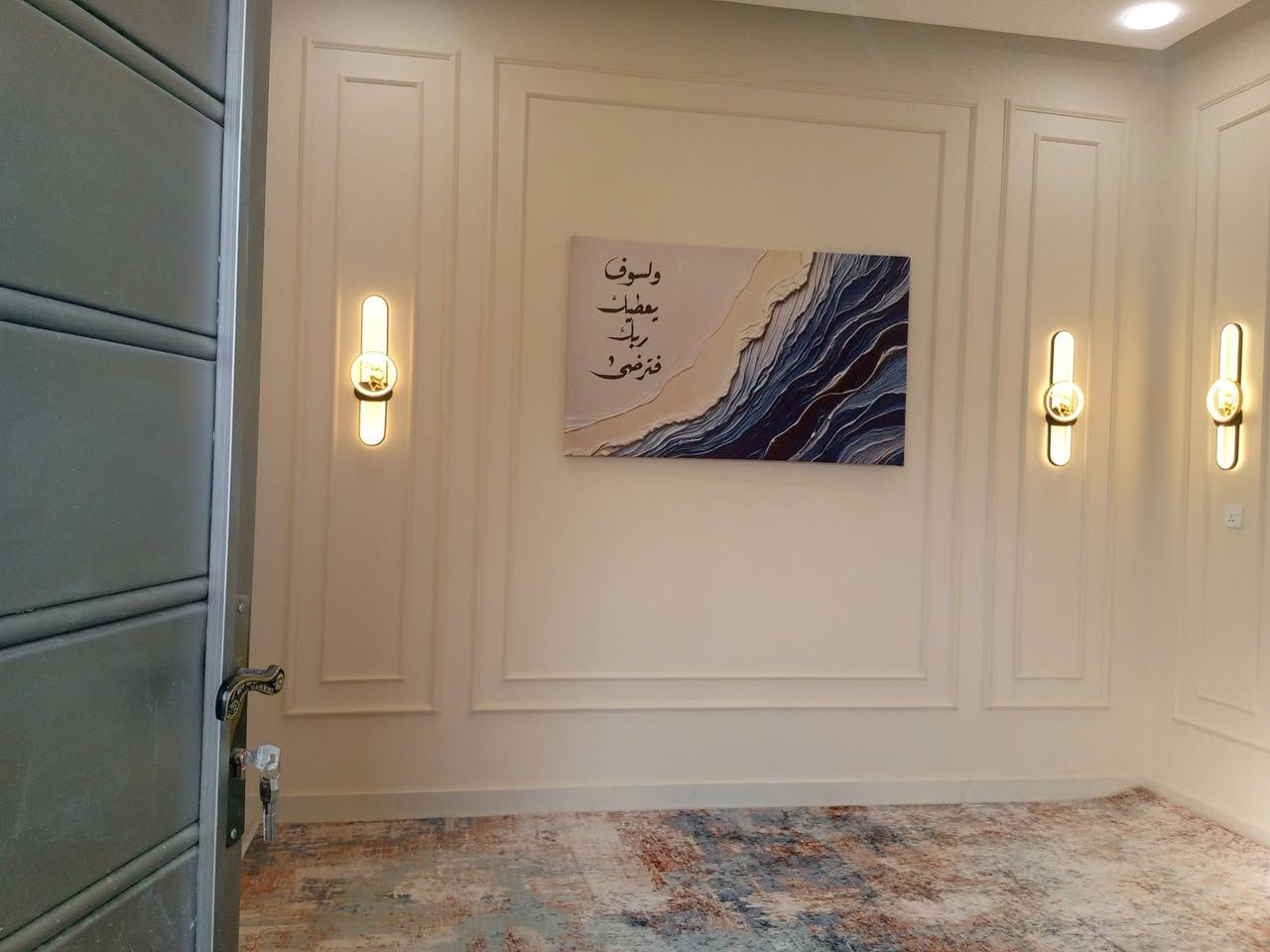 السلام عليكم بيت 100 خلفي ب الموحيه 39716 شويه عن دار المسنين طابقين الطابق الأول استقبال وصاله وغرفه ومطبخ وحمام الطابق الثاني ثلاث غرف وصاله وحمام شغل درجه اولى الدربونه متر وربع الرقم *********** السعر 135
