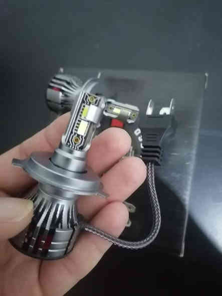 كلوب زنون ابيض ثلجي يخبل قوته ماته ٧٠ واط 
مكاني بغداد للاتصال ***********
