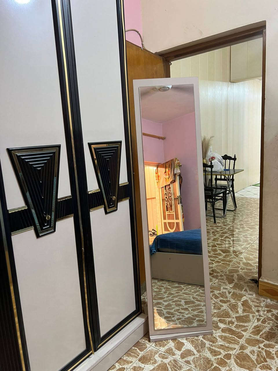 غرفة نوم تركي نفرين للبيع استعمال قليل ونضافه٩٠ ٪ مثل ما موضح بالصور والفيديو .. عنوان  بكر بن علي السعر ٩٠٠ وبيهه مجال قليل للشراي
للتواصل خاص او واتساب ***********
