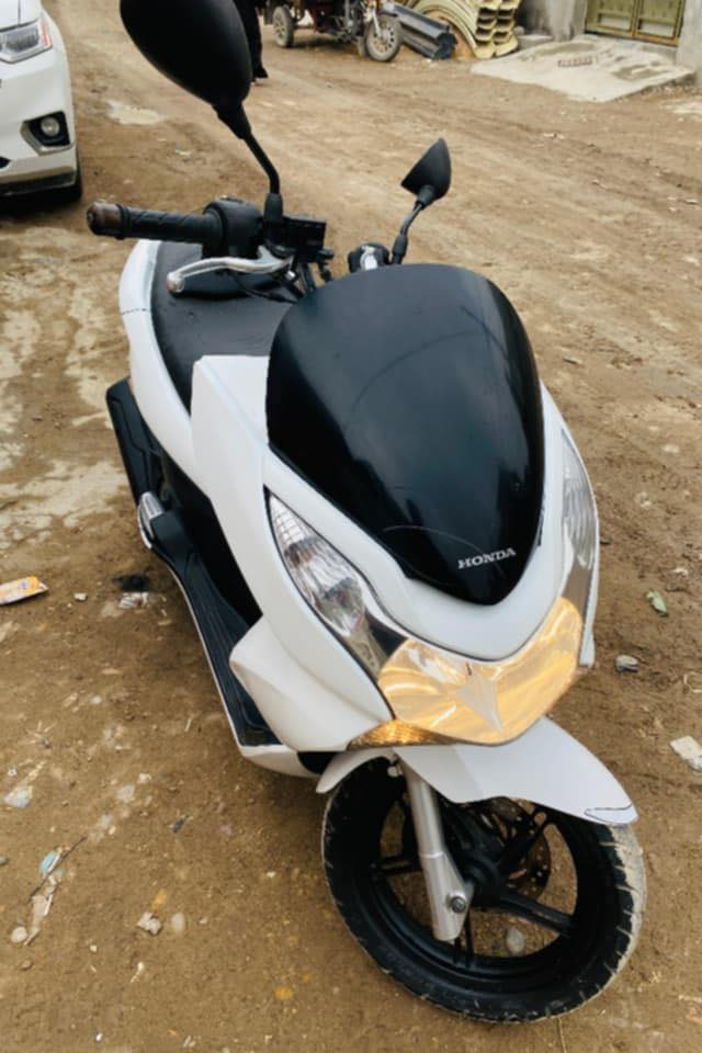 دراجةPCX  الجيل الاول ياباني أصلي حرف (A) مكينة 150 شوته طويلة كفالة محرك كفرات بلادية  اللون ابيض  حساس ازدحام حساس إستان جانبي( الصفح)  كله شغالة زوج تايرات جدد  تبديل دهن جديد الدراجة حاليا بحاله الوكاله 
السعر ١٣ $ وبيه مجال بسيط المكان بغداد الشعله 
*********** بي واتساب
