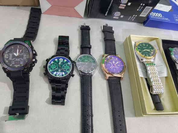 مرحبا
ساعات كلش حلوه قسم منهن ماركه وقسم مو ماركه 
للاستفسار  راسلونه ع هذا الرقم واتساب 
***********
يوجد توصيل جميع المحافضات
