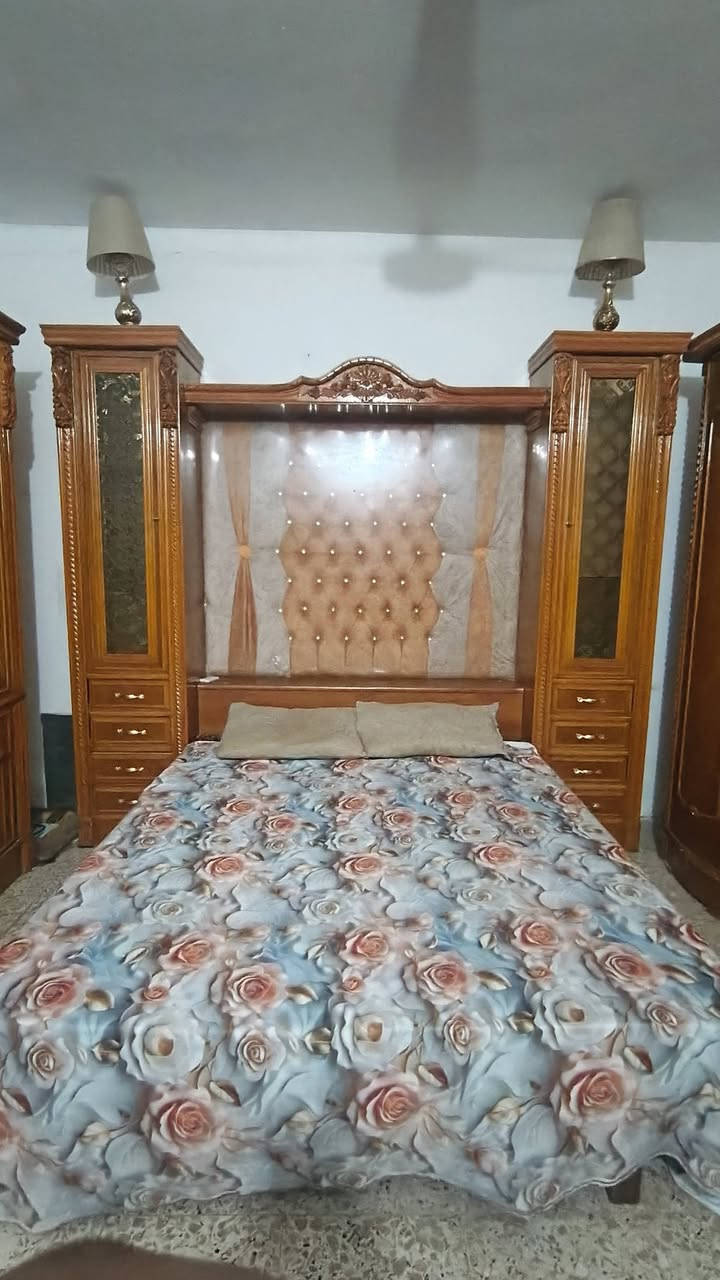 غرفت اخشاب 7قطع نضيفه وجديده بعده خشب صاج درجه اوله البيع سعره ب 700 وبيه مجال ولي شراي يتصل ع رقم ***********
