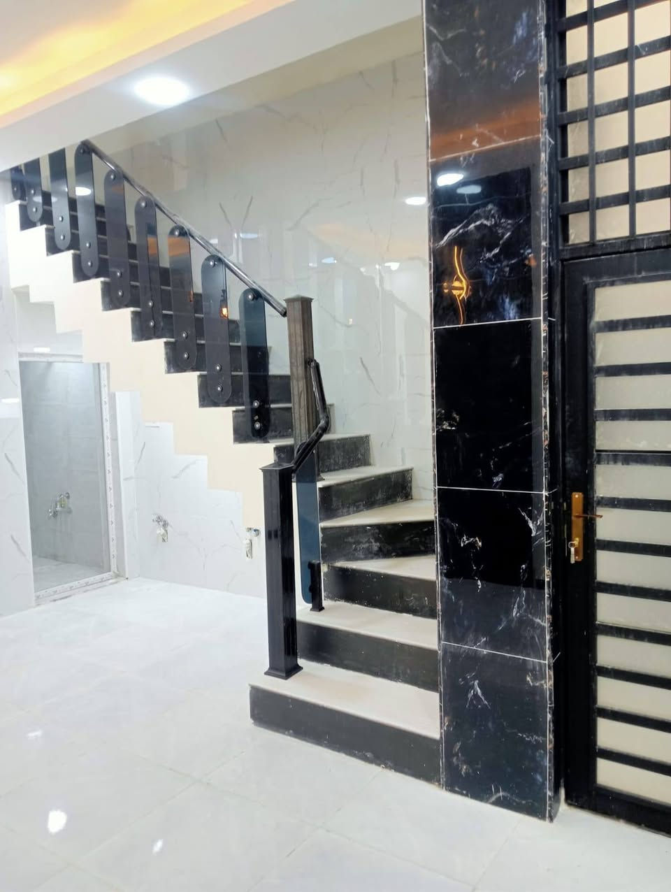 بيت ١٠٠متر طابقين ٣غرف وصالة واستقبال ومطبخ بناء حديث وفارغ قطاع ٢٢ شارع مفتوح على شارع الكيات السعر ١٥٥مليون مع المجال للاستفسار مكتب سيد هاشم الذبحاوي للعقار الكوفة حي ميسان ركن شارع البوريات ***********واتساب نستقبل جميع العروض عرصات بيوت مشتملات راسلونا مع الصور على الواتساب اعلاه
