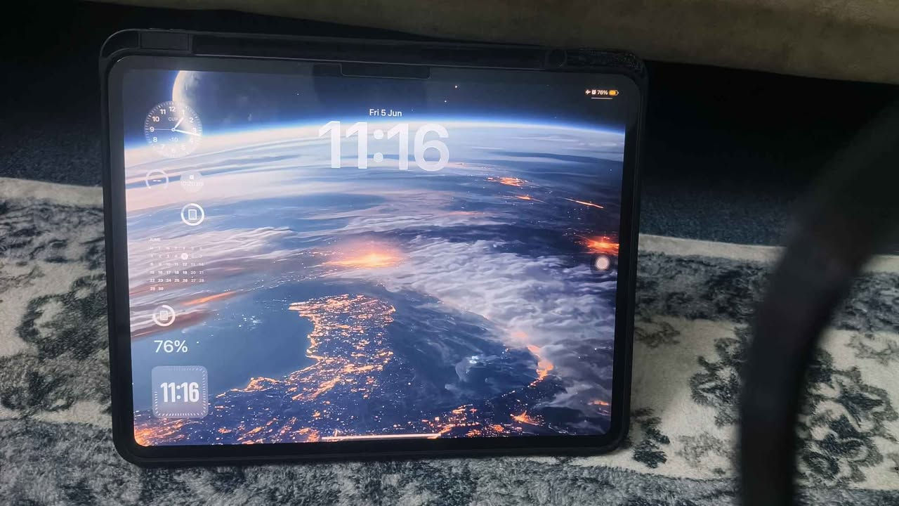 📢 : iPad Pro 13-inch (2024) لە دۆخێکی نایابدا!
ئەگەر بەدوای بەهێزترین و نوێترین ئایپادی بازاڕدا دەگەڕێیت بۆ کار، دیزاین، یان بەکارهێنانی ڕۆژانە، ئەم دەرفەتە لەدەست مەدە.
### 📝 مواسەفات و تایبەتمەندییەکان:
 * **مۆدێل:** iPad Pro 13-inch (2024)
 * **زاکیرە (بیرگە):** 512 گیگابایت (بۆشاییەکی زۆر گەورە بۆ هەموو فایل و بەرنامەکانت)
 * **تۆڕ:** eSIM 
 * **ڕێژەی پاتری:** 93%🔋 (تەندروستییەکی زۆر باش و بەرگەی کاتێکی زۆر دەگرێت)
 * **خاوێنی:** 100% هاوشێوەی نوێ، بێ هیچ جۆرە شووخت و کێشەیەک (سەدا سەد پاکە)
> 💡 **تێبینی:** ئایپادەکە زۆر کەم بەکارهاتووە و لە ڕووی دەرەوە و ناوەوە هیچ جیاوازییەکی لەگەڵ ئایپادی  (سفر) نییە.
> 
 * **نرخ:** [١٧٠٠.٠٠٠]
 * **شوێن:** [ هەولێر] أربيل, العراق


**إذا كنت صاحب هذا الإعلان وتريد حذفه لأي سبب، رجاءا أرسل رسالة إلى الدعم الفني**