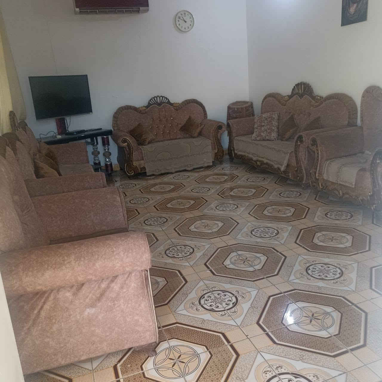 🏡 مشتمل للبيع
📍 حي الحسين – قريب من الشارع العام
📐 المساحة: 125 م²
🏠 طابق واحد
✔️ استقبال
✔️ صالة
✔️ مطبخ
✔️ غرفة نوم
✔️ حمام داخلي وحمام خارجي
✔️ أرضيات سيراميك
📞 للاستفسار والتواصل: ***********
***********
