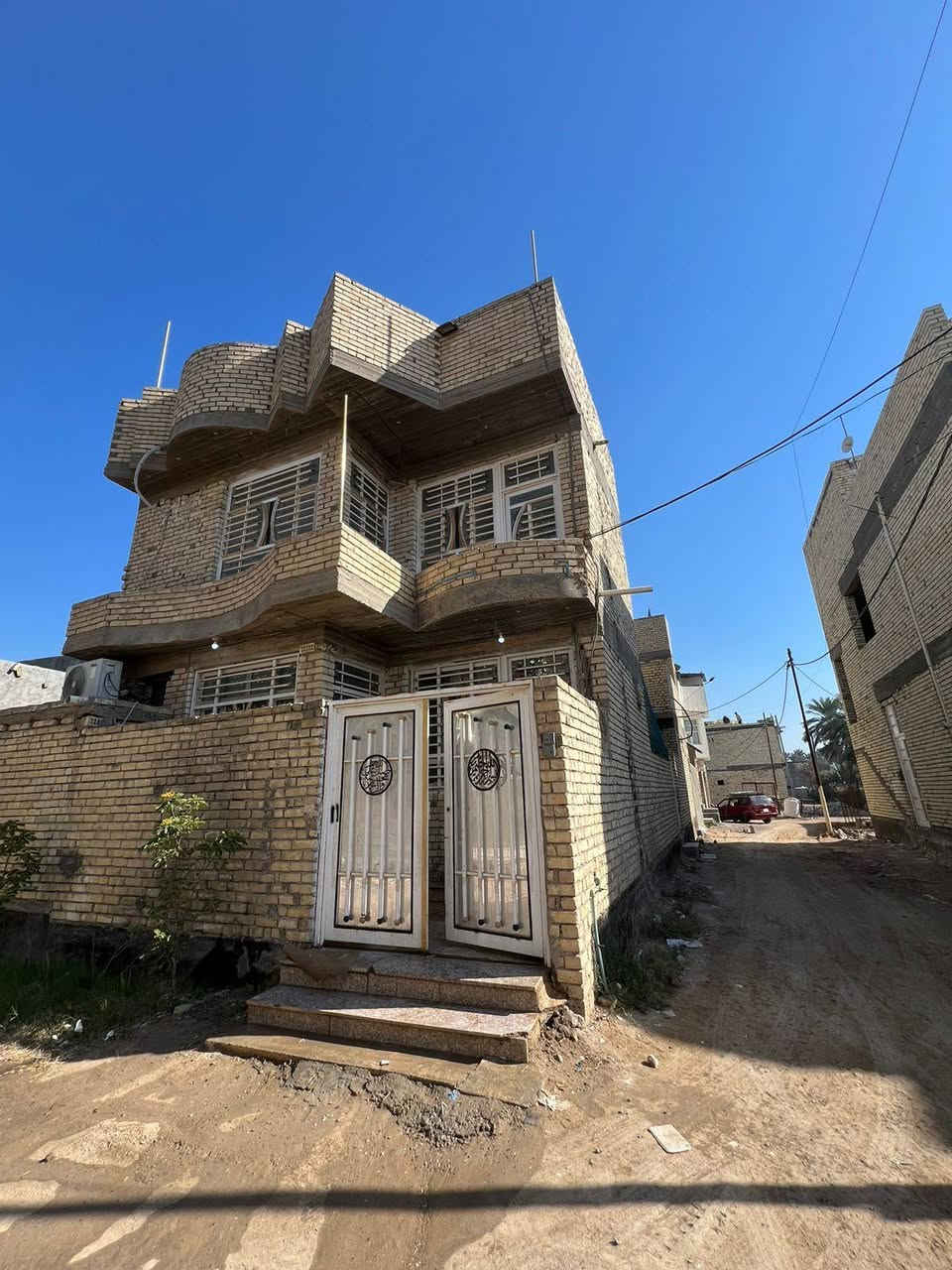 السلام عليكم بيت للبيع المساحه الكليه  150متر سند ٢٥ طابو زراعي إقرار محكمه ركن   طابقين بناء حديث ٥٠ متر شقه معزوله و١٠٠ متر بيت وجه يحتوي على غرف عدد ٤ بيع مستعجل او مراوس العنوان كربلاء طريق البارون عمود ٦٨ مجاور مجمع جار العباس يصلح سكن او حسينيه للزوار استفسار اكثر الاتصال بالأرقام التالية 
***********وتساب
***********
***********
