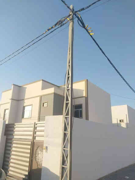 ٢٥٠م ركن للايجار 
اميرات ٢ بلوك ٣ 
٣ غرف وصالة واستقبال ومطبخ وكراج سيارة وحديقة 
سعر ٤٥٠ تواصل 
***********
مكتب دارك / حي السلام
