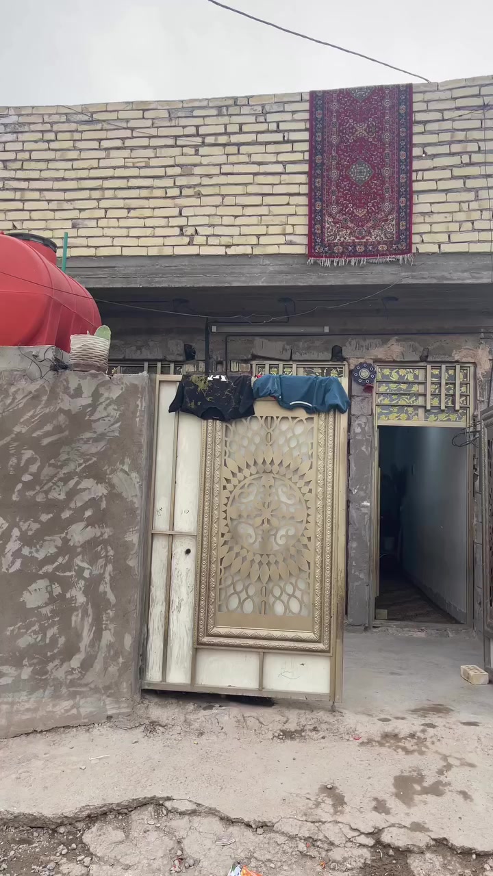 سلام عليكم 🫡
العنوان جسر ديالئ العريفيه شارع ابو مروان مساحه البيت 

100متر الواجه 5 ونزال 20 قرار 35

***********
