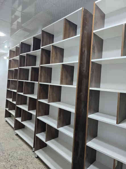 السلام عليكم
تتوفر فترينات خشب mdf تركي جديد وليس مستعمل احجامها : 
ارتفاع مترتين ونص 
العرض متر 
العمق 30cm 
للتواصل والاستفسار واتساب على الرقم ***********
