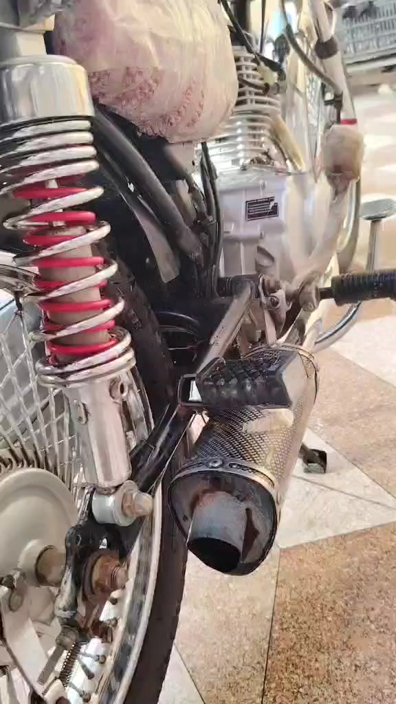 سلام عليكم  دراجه لبيع مديل 24اوراق سكنر دراجه مكفوله مابيهه كال نقص صالنصه رياضي دراجه خير من الله سعر 650وبيهه مجال/ مكاني كوت دجيلي / ***********
