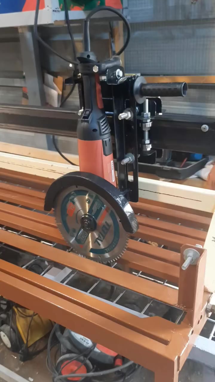 ماكنة قطع زاوية ٤٥ عمودي وافقي دقيق جداً تقطع حديد وخشب والمنيوم قرص حجم ٩ انج كوسرة ١٨٠ ملم جديد السعر ٢٢٥ الف العنوان حلة /بابل موبايل ***********  توصيل لا يوجد .
