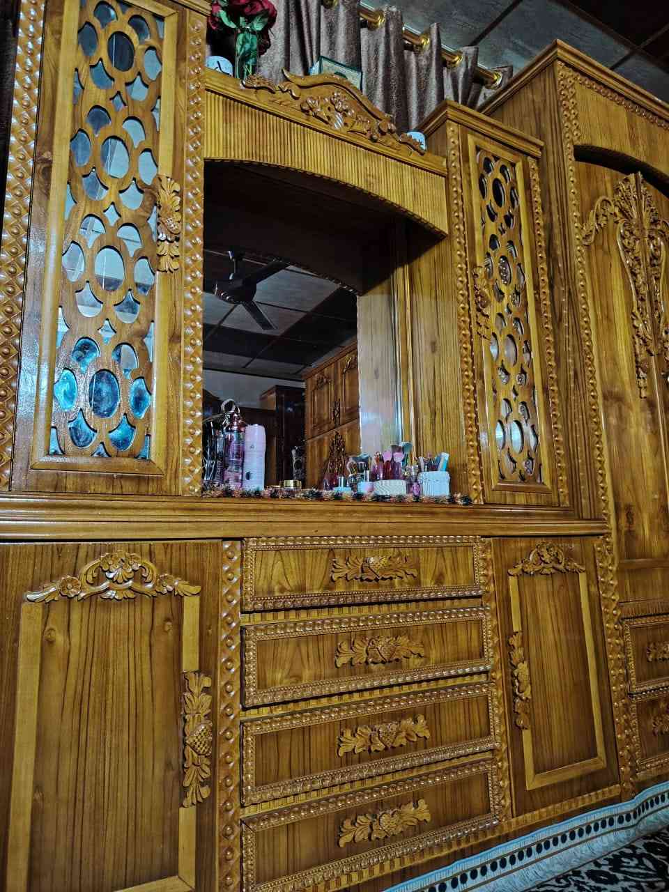 غرفه للبيع الي يحب يتوصل موجود وتساب او اتصال عل ارقم  ***********
