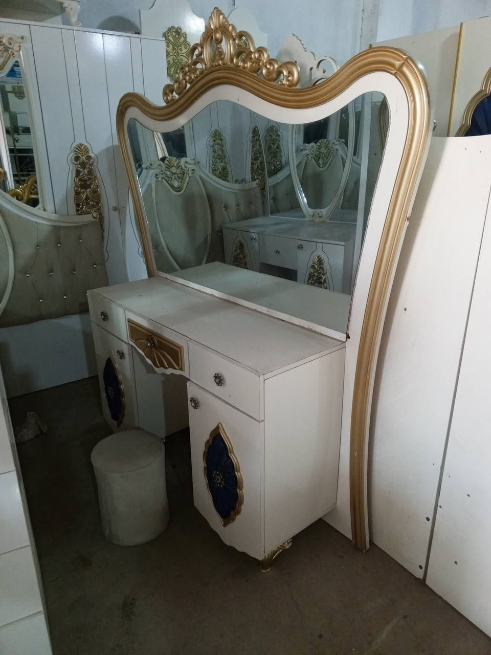 طخم 8 قطعه ديوان 16 نفر 350الف عنوان سيميل مسيريك قرب صيدليه بيلا ب فرع ***********
