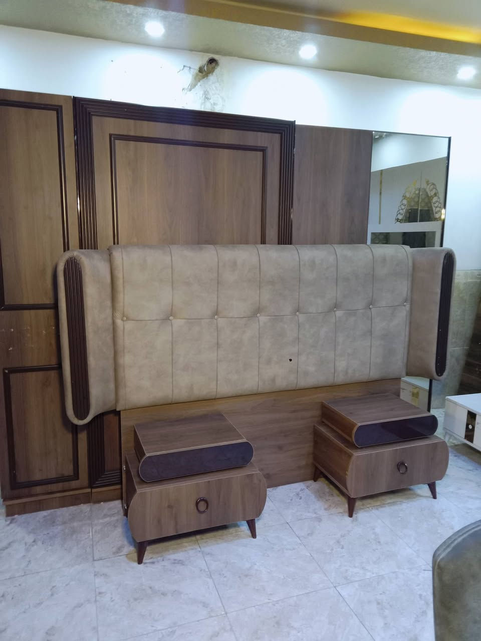 غرفة نوم 8 قطع  للبيع مع شد ونقل ودوشك سعر 450 للتواصل ***********
