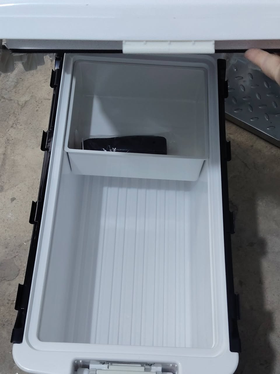 هذا المنتج عبارة عن صندوق تبريد (حافظة ثلج) مخصص للصيد والأنشطة الخارجية، بسعة 48 لتر. يتميز هذا الموديل بتصميم عملي يتضمن عجلات ومقبض لتسهيل الحركة، وهو مصمم للحفاظ على برودة المواد لفترات طويلة.
المواصفات والمميزات:

السعة: 48 لتر، وهي سعة كبيرة تكفي لحفظ كميات جيدة من الصيد أو المشروبات والأطعمة.

مواد التصنيع: يُصنع عادةً من مواد متينة مثل (PP+PU+PP) مع طبقة عازلة سميكة من رغوة البولي يوريثان لضمان عزل حراري ممتاز.

كفاءة التبريد: يمكنه الحفاظ على البرودة لمدة تصل إلى 5 أيام (أو 120-150 ساعة حسب الظروف).

سهولة النقل: مزود بعجلات خلفية مدمجة ومقبض سحب لتقليل الجهد أثناء الحركة.

تصميم مخصص للصيد: يتضمن ميزات مثل فتحات لتصريف المياه، وغطاء علوي قابل للإزالة لتسهيل التنظيف، وأحياناً فتحات هواء
الي يريدها يدخل خاص سعرها ١٠٠ وبيه مجال


**إذا كنت صاحب هذا الإعلان وتريد حذفه لأي سبب، رجاءا أرسل رسالة إلى الدعم الفني**