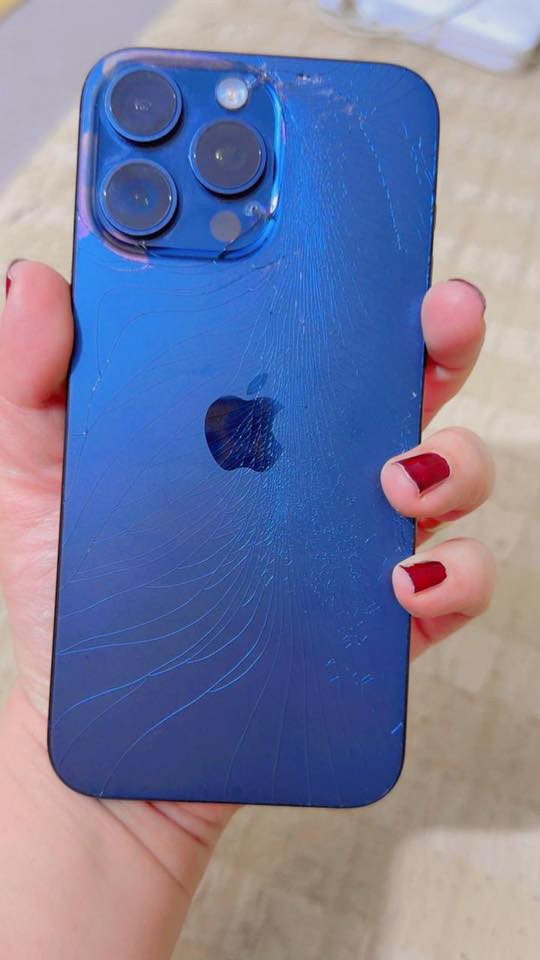 السلام عليكم ايفون 15 برو ماكس بطارية 83ذاكره 256 فقط ضهر مكسور السعر 800 وبي مجال بسيط 
***********
