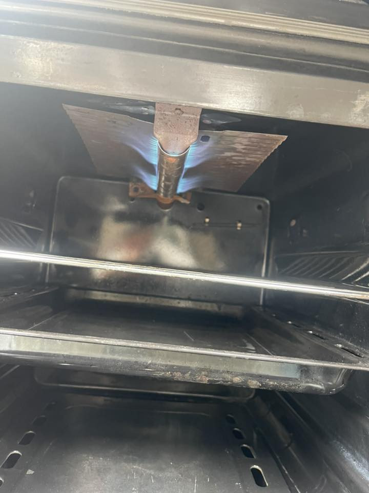 سلام عليكم ، طبّاخ 4 عيون ، مع المنظم والصوندة ، السعر 100 ألف وبي مجال ، للاستفسار ، *********** ، مكانه بغداد
