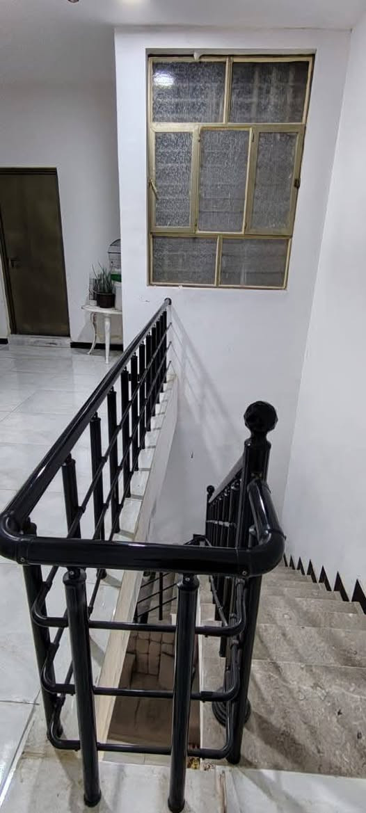 اعلان 
 بيت بالعصافير  مساحه 150م 
طابقين 
ط 1 يتكون من غرفتين وصاله ومطبخ واستقبال 

وصحيات داخليه وخارجيه 
ط 2 يتكون من غرفتين وصاله وصحيات 

بسعر 155 مع المجال 
  تفاصيل اكثر الاتصال مراجعه مكتب الساعي للعقار 
او الاتصال بالارقام التاليه 
***********
***********
***********
عنوان المكتب سايدين حي الشرطه مقابيل اسواق ريتاج 🧿
