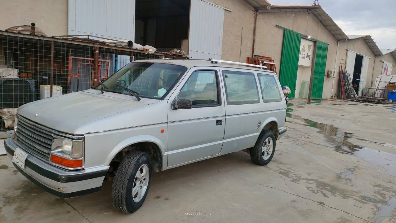 سلام عليكم سيارة كلايزر للبيع موديل 1990 سيارة محور محرك وكير كامري طبلات مال 1995 مصبوغة جمالية فقط  بيها كابون بانزين شرط تحويل طخم توراير جديد باتري جديد 37 وبيها مجال *********** غير متواجد عل فيس بوك
