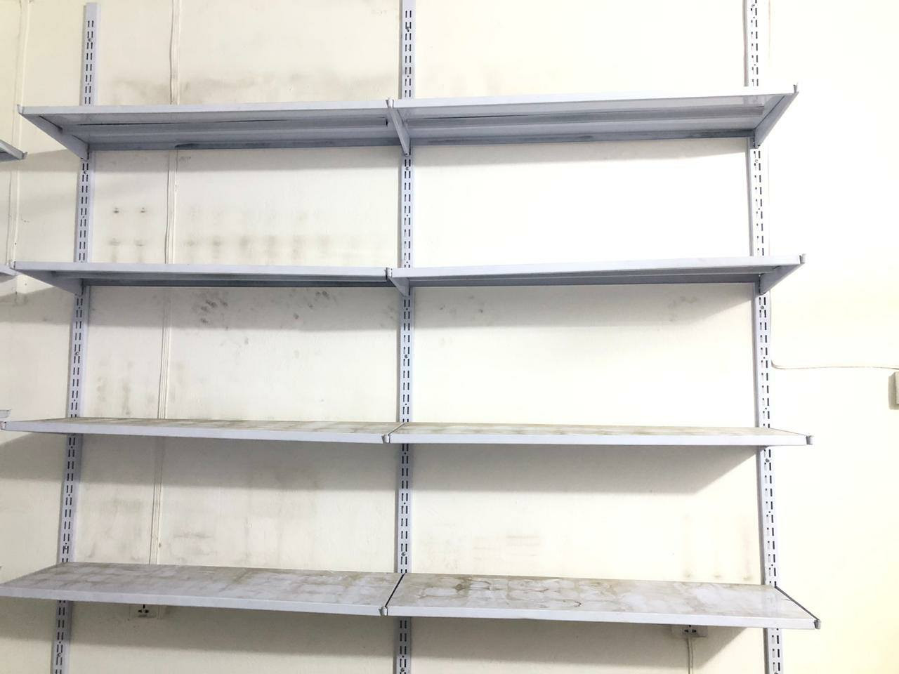 السلام عليكم رفوف عدد 28 وميز ومبردة للبيع بسعر 400 الف للاستفسار الاتصال على الرقم *********** العنوان بغداد/حي القاهرة/الدلفيه
